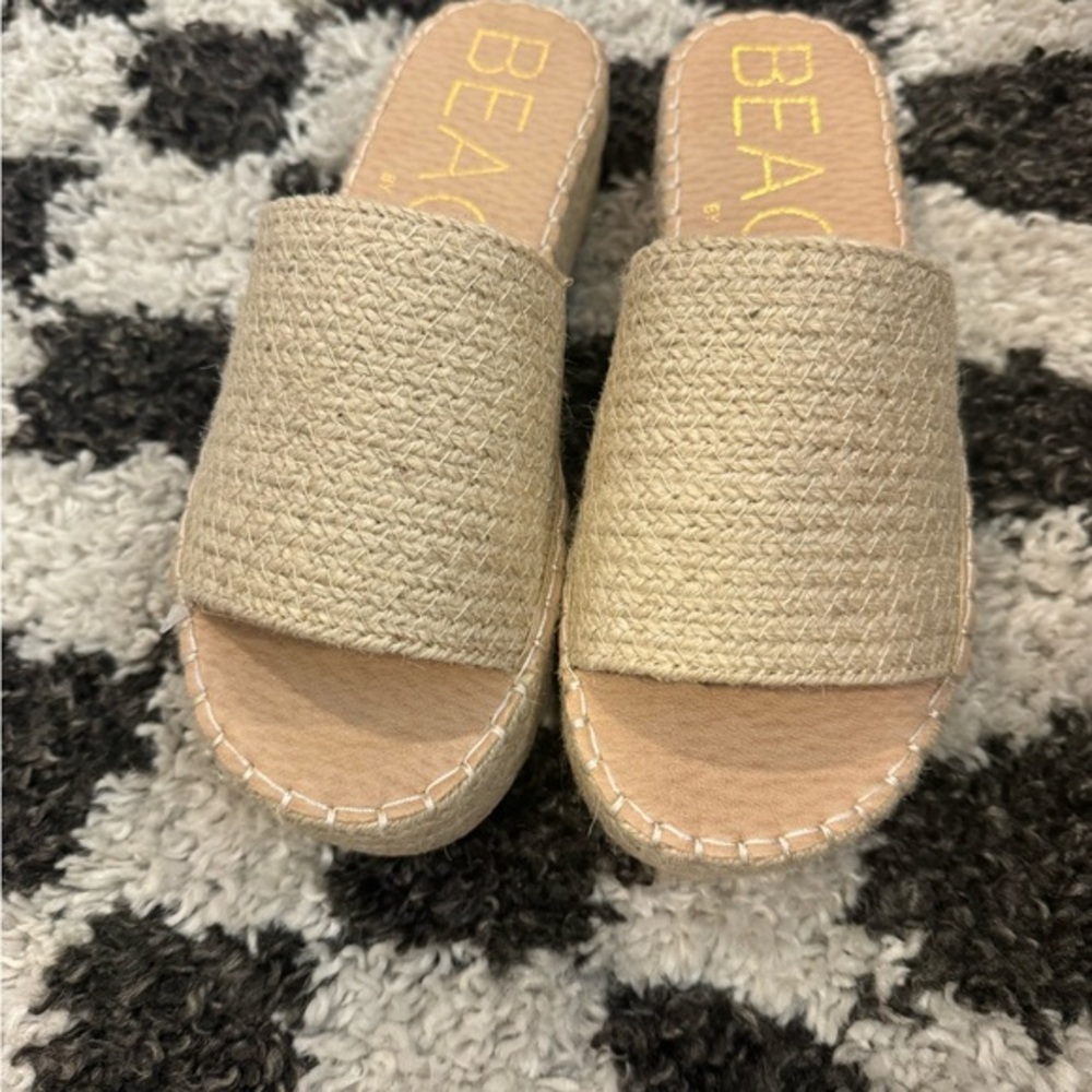 MATISSE footwear “BEACH” in jute! NEW in BOX! So cute and comfy . Zoom in👀:
